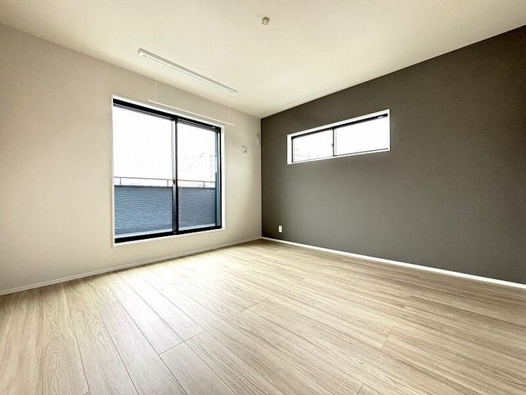 バルコニーに出られる大きな窓がある明るいお部屋です。