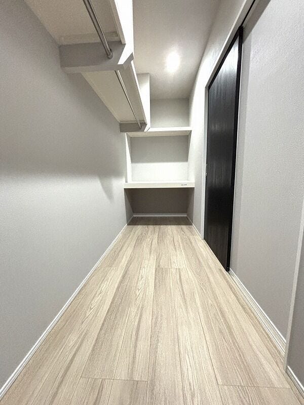 うれしいウォークinクローゼットあり。大切な衣料を収納できるハンガーパイプも付いているので、すっきり片付けられますね♪