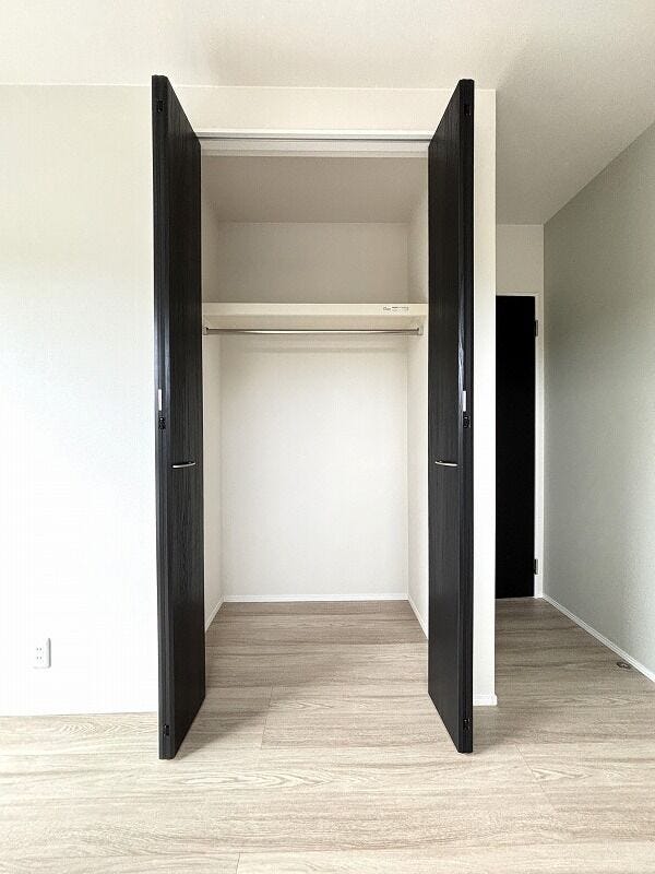 居室にそれぞれクローゼットが設けられていますので、お部屋はすっきり片付き、本来の広さでお使いいただけます。整然としたお部屋で過ごすのは気持ちがいいものですね。