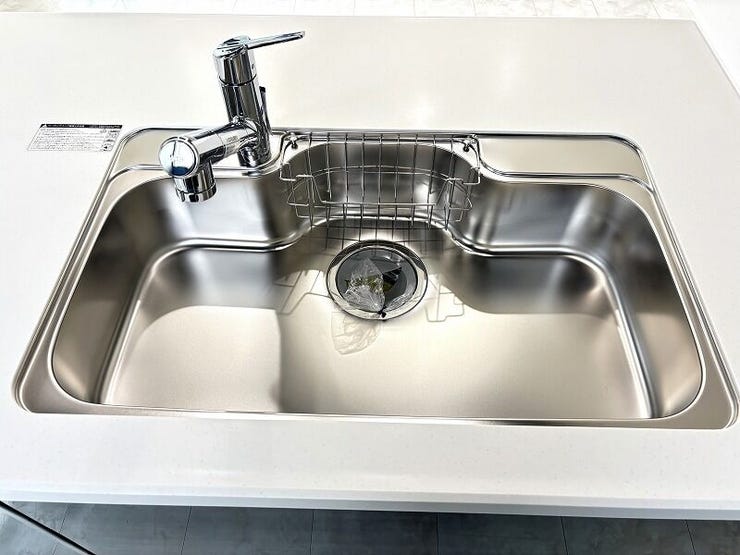 広々シンクには、浄水器一体型水栓付き♪