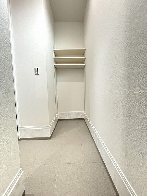 シューズinクローゼットには、靴の他にも外出時に必要な物が収納できて便利です♪