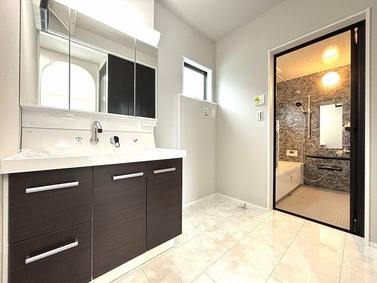 洗面ボウルが大きく作られており、使いやすさもお掃除のしやすさも◎。三面鏡の裏側に収納スペースを設置し化粧品や洗面小物などをすっきりと収納できます♪