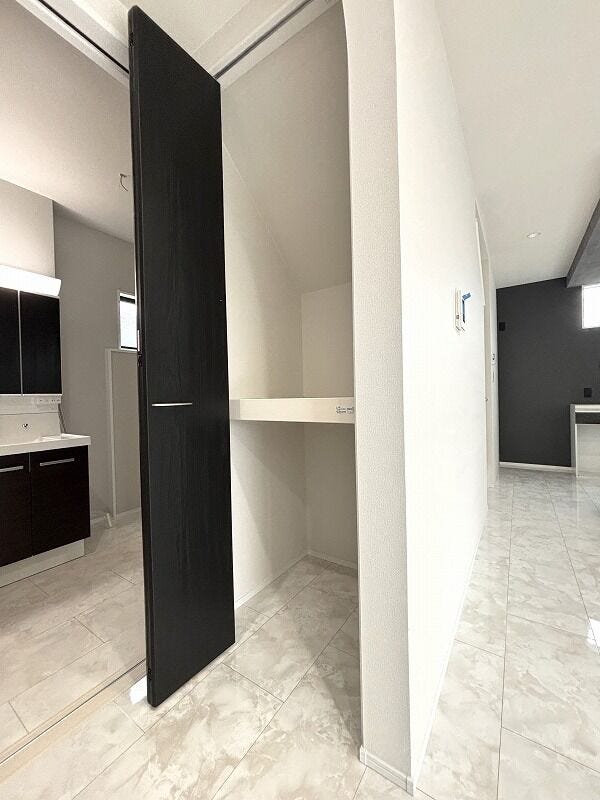 廊下にある収納スペースは、日用品の買い置きや、掃除道具を収納するのにとっても便利♪