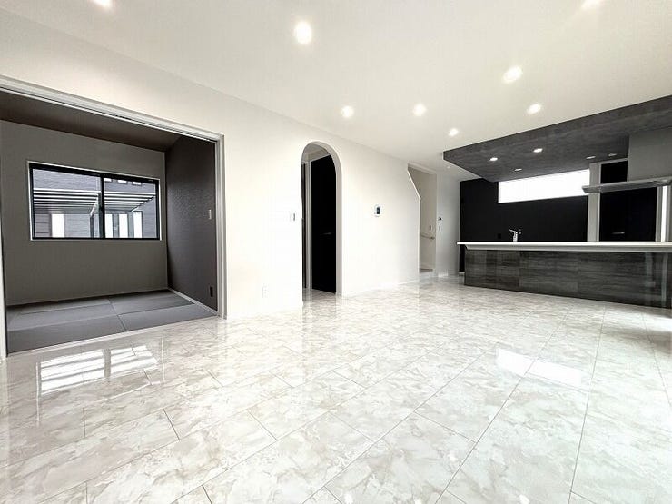 広々としたリビングはキッチンとリビングダイニングを隔てるものがなく、ご家族とのコミュニケーションもとりやすくなっています。