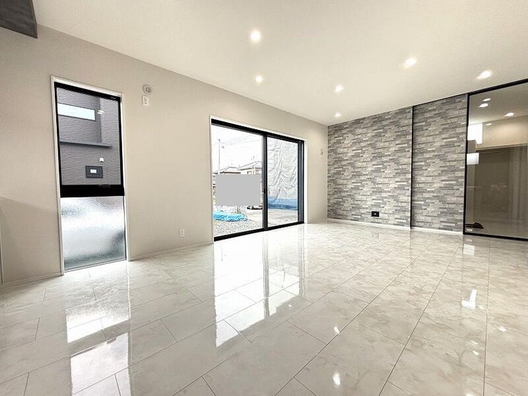 大きな窓が設けられ採光もしっかり取り入れられ、ご家族がゆっくりくつろぐ事ができる明るい温かみのあるリビングです。