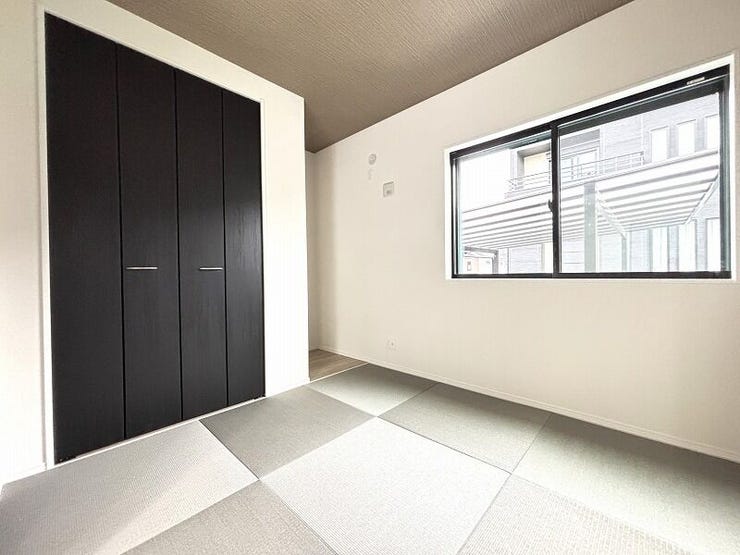 リビングの隣には洋風和室が設けられております。フラットな作りなのでお掃除もしやすく、お昼寝などに便利な落ち着く空間です。