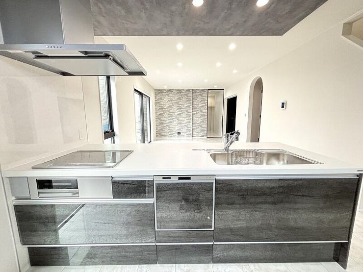 大きなシンクや広いワークトップでゆとりある空間。高級感あふれるキッチンは、見た目だけでなく機能性にも優れています。