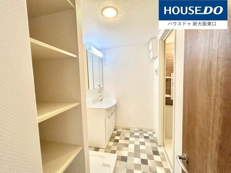 三面鏡付きシャンプードレッサーと収納棚がある洗面所です。