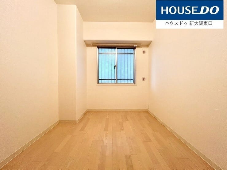 東向きに窓がある4.6帖の洋室です。