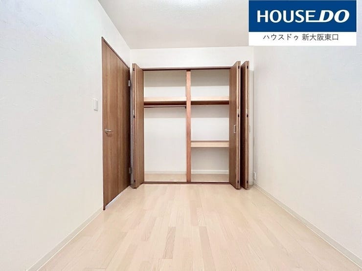 東向きに窓がある4.6帖の洋室です。