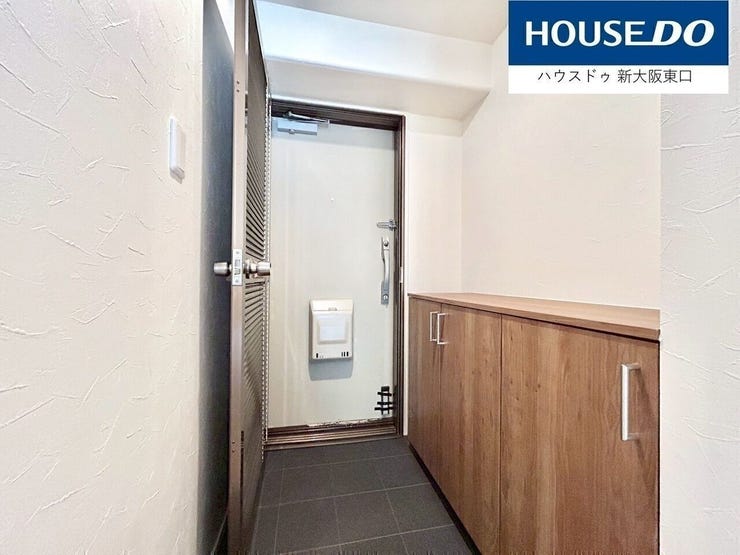 シューズボックスと玄関網戸があります。