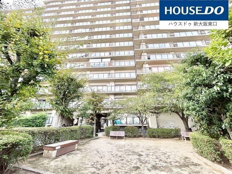 エントランス横に公園があります。