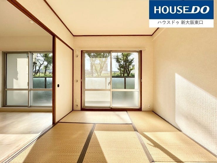 西向きのバルコニーがある和室です。
隣はLDKです。