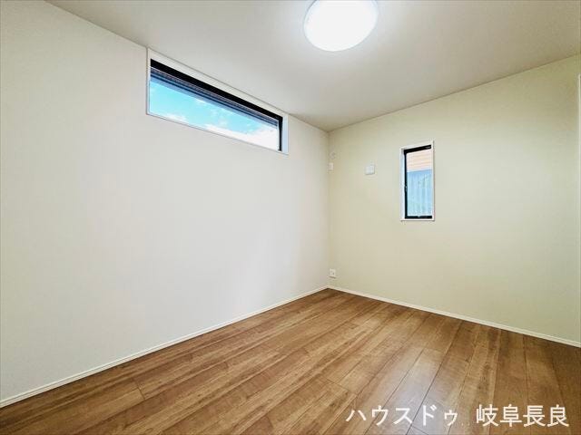 ≪6帖東側≫
ベッドやデスクを置いてもゆとりのある広さを確保。空間を自分らしく使える自由度の高い設計です。