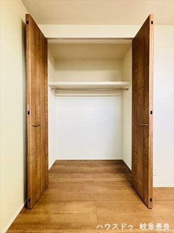 ≪6帖東側洋室≫
たっぷりの収納空間。衣類から趣味の道具まで整理でき、ゆとりある生活を支えます。