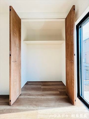 ≪4.5帖洋室≫
たっぷりの収納空間。衣類から趣味の道具まで整理でき、ゆとりある生活を支えます。