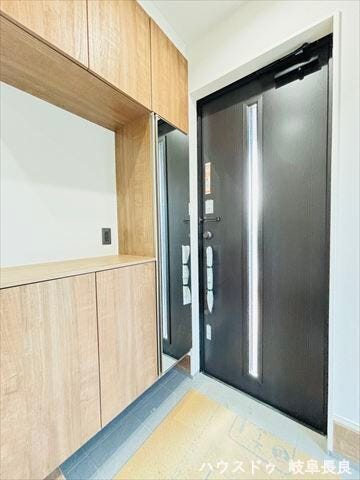 シューズBOXのある広々とした玄関です!家族の履物をしまうことができ、いつでも気持ちよく迎えることができます。小物を飾るスペースもあり、季節ごとに変えてみてもオシャレな玄関に仕上がります。