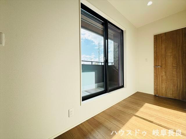 ≪2Fホール≫
やわらかな光が差し込み、季節や時間ごとに異なる表情を見せてくれます。家にいながら、空の近さを感じられる特別な空間です。