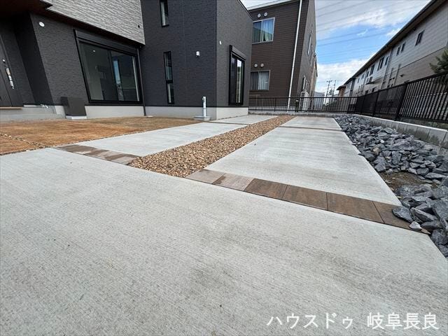 普通車2台並列駐車が可能です。車を入れ替える手間が省けるため、スムーズに出し入れすることができます。