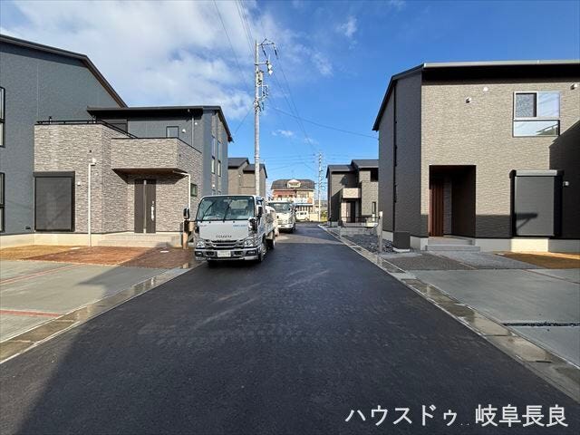 ≪西側北向き≫
幅員約6mの前面道路です。車がすれ違うのに十分な道幅です。車が2台と通行人も通れる幅となっています。