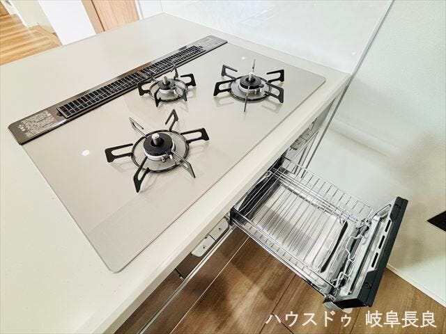 ≪コンロ≫
三ツ口コンロで複数の料理を同時進行でき、グリル付きで焼き料理も手軽に。料理の効率を格段に上げる、快適な調理環境で、忙しい毎日の食卓をサポートします。