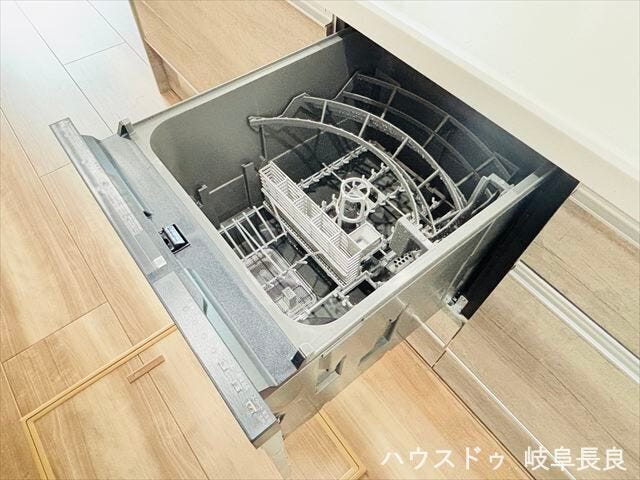 ≪食器洗浄乾燥機≫
手洗いより水の使用量を減らすことができ、洗い物の負担も軽減できて嬉しいですね。