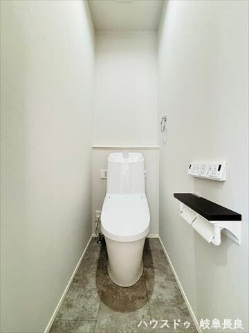 ≪2F≫
白を基調としたシンプルなトイレです。1階、2階それぞれに配置されています。ペーパーホルダーが2つあるのも嬉しいポイントですね♪