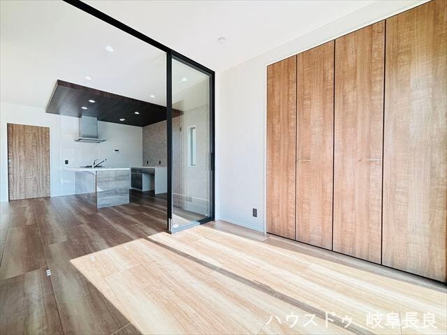 ≪4.5帖≫
扉を開放すればLDKと一体利用でき、お子様の遊び場やリラックススペースに最適です。洋風にも合うモダンなデザインです。