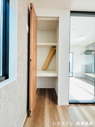 ≪リビング≫
お絵かきや工作、自由研究の作品など、お子様の成長の記録をたっぷりとしまっておける大容量の収納スペースが魅力です♪