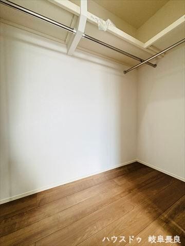 ≪8.1帖洋室≫
衣類を吊るすスペースに加え、枕棚でバッグや収納ケースも効率よく整理。スペースを活かした収納力で、お部屋を広く使える便利なクローゼットです。