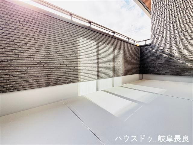 奥行きがあるバルコニーでお洗濯もらくらく。こんな青空の日は洗濯物も気持ちよく乾きますね。観葉植物などを置いて癒しのリラックス空間にするのも素敵です。