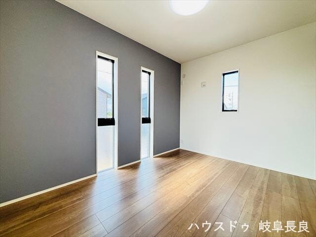 ≪6帖西側≫
6帖の洋室は、お子様のお部屋や主寝室としてはもちろん、来客時の宿泊スペースや趣味のお部屋など、多目的にご利用いただけます。