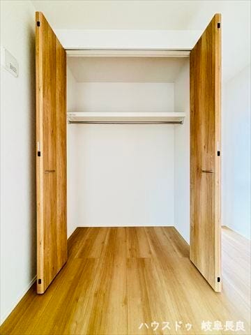 ≪6.5帖洋室≫
扉を閉めれば中は見えないすっきりとしたクローゼットです。たっぷりの衣類を収納しても、お部屋の生活感を隠し、常に整った美観を保てる機能的な収納です。