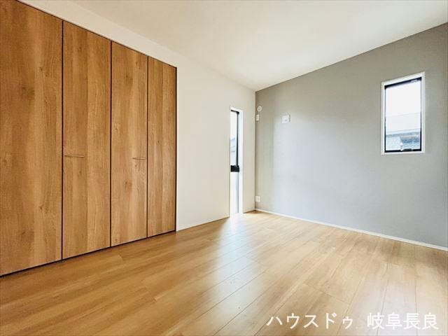 ≪6帖≫
北側の洋室は、柔らかな自然光が差し込む落ち着いた空間。静かな環境で、ゆっくり読書や趣味の時間を楽しむのにぴったりな部屋です。