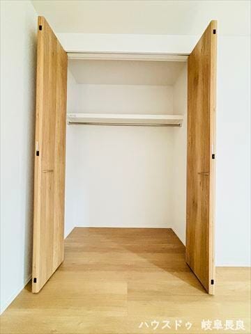 ≪6帖洋室≫
新たに家具を買わなくても良いので、ハンガーパイプ付きのクローゼットは嬉しいですね。