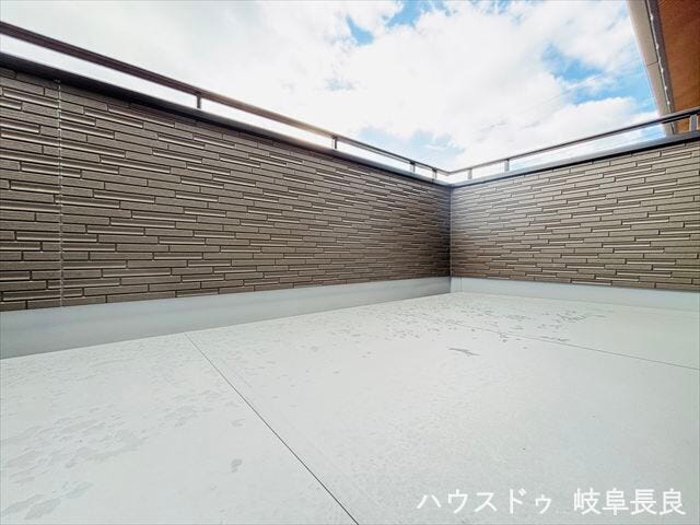 日当たりと風通しの良い明るいバルコニーです。洗濯物干しはもちろん、外の空気を感じるリフレッシュスペースとしても活用できる開放的な空間です。