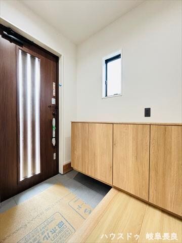 スリット窓から明るい光がたっぷり入る玄関です。