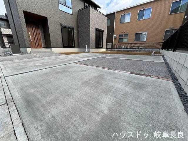 道路とフラットな駐車スペースで、車庫入れ時の段差の心配がありません。車の出し入れがスムーズで、荷物の積み下ろしも楽に行える、安全で快適な設計です。