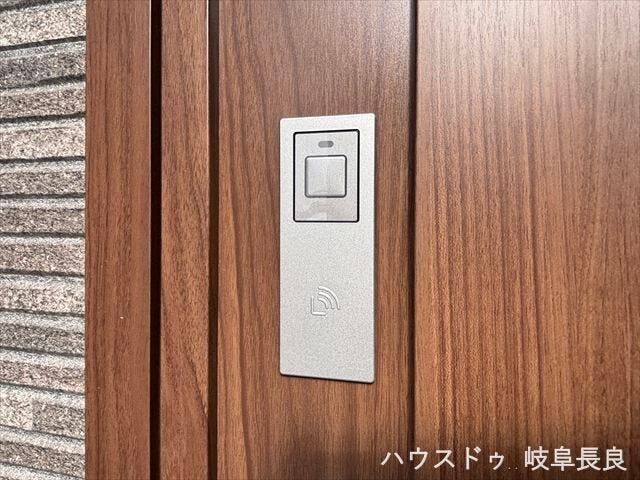 ≪スマートロック≫
重い荷物を持っていてもスムーズに解錠できて便利ですね。