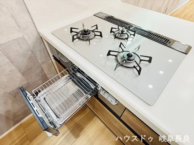 ≪コンロ≫
同時に調理ができるので忙しい時も時短になりますね。お魚の他にも焼き物調理を楽しめるグリルも付いています。