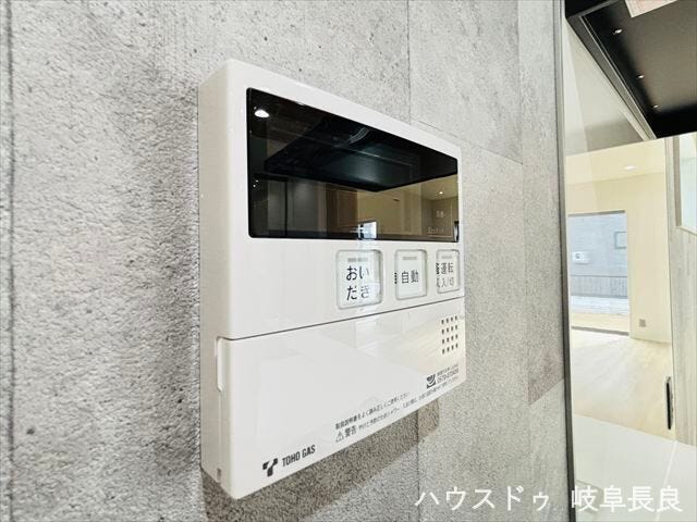 ≪給湯パネル≫
寒い日でもすぐに温かいお湯を使える、便利な追い焚き機能を搭載。給湯パネルで温度設定も簡単です。快適で経済的なバスタイムを実現します。