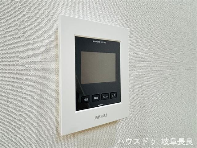 ≪モニター付きインターホン≫
インターホンにモニターが付いているので、玄関まで行かずに来客の対応が出来ます!防犯面でも安心ですね♪