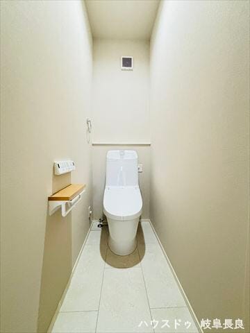 ≪2F≫
無駄のないシンプルなトイレは、お好みに合わせた空間づくりが楽しめます。収納棚など置いてもオシャレな雰囲気にできそうです♪