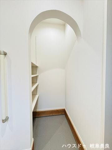 ≪シューズインクローゼット≫
ベビーカーやアウトドア用品など、外で使用するものを玄関ドアの近くに収納できるので便利です。