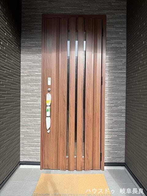 ≪外玄関≫
軒がしっかりとあるので雨の日でも濡れずに傘をさせます◎