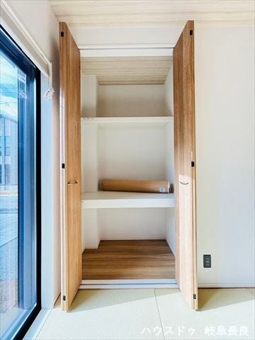 ≪4.5帖和室≫
布団はもちろん、季節の衣類や日用品もたっぷりと収納できる大容量の押入れを完備。和室の空間をすっきりと保ち、快適で整頓された暮らしをサポートします。