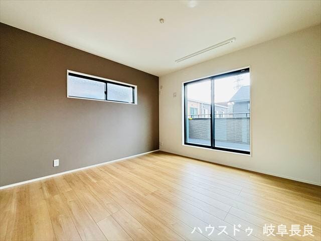 ≪8帖≫
南側の洋室は、日差しがたっぷりと降り注ぎ、明るく開放的な空間で、朝の光を感じながら爽やかなスタートが切れる場所です。