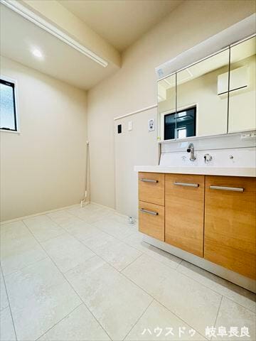 人気の3面鏡を採用しました!窓があるので湿気がこもりにくく、収納付きなのでシャンプーなどのストックやお掃除用品をしまっておくことができます。