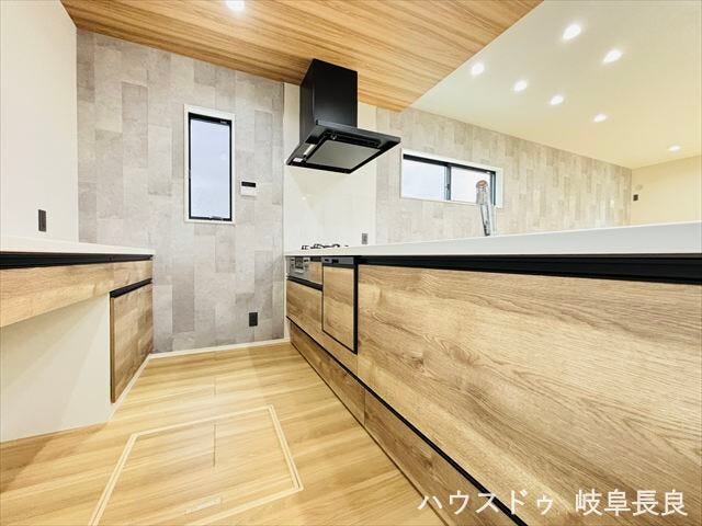 毎日の調理がはかどる、使い勝手の良い機能的なダイニングキッチンです。食事の準備から後片付けまでスムーズに行え、ご家族での団らんを支える快適な食空間を提供します。