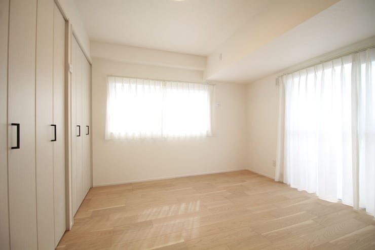 【二面採光】
2面採光がとれる主寝室は、南側に窓を設けているため、一日中明るく、気分も明るくなります。